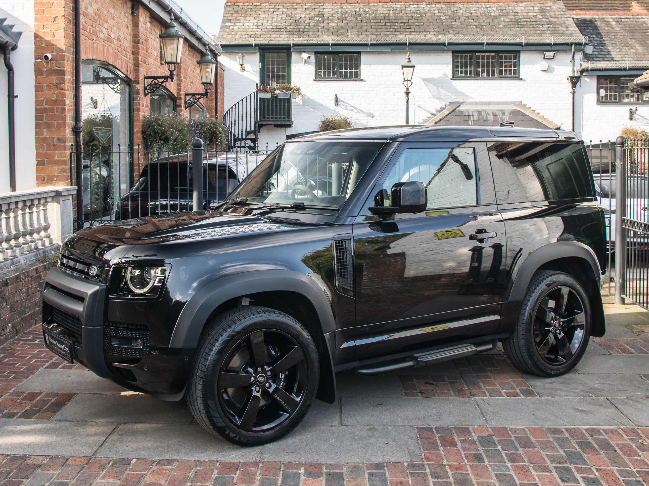 2023 Land Rover Defender V8 P525